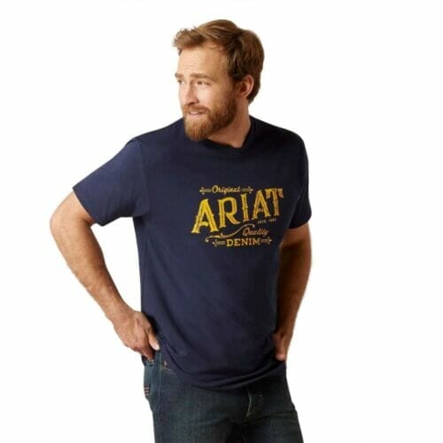 T-shirt bleu marine avec logo Ariat moutarde imprimé sur le devant, mélange de style et de confort pour hommes. 10047617