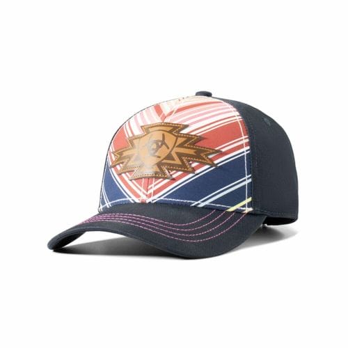Une vue rapprochée du chapeau Ariat pour femmes par M&F Western Products, mettant en valeur son motif serape multicolore et son écusson en cuir.